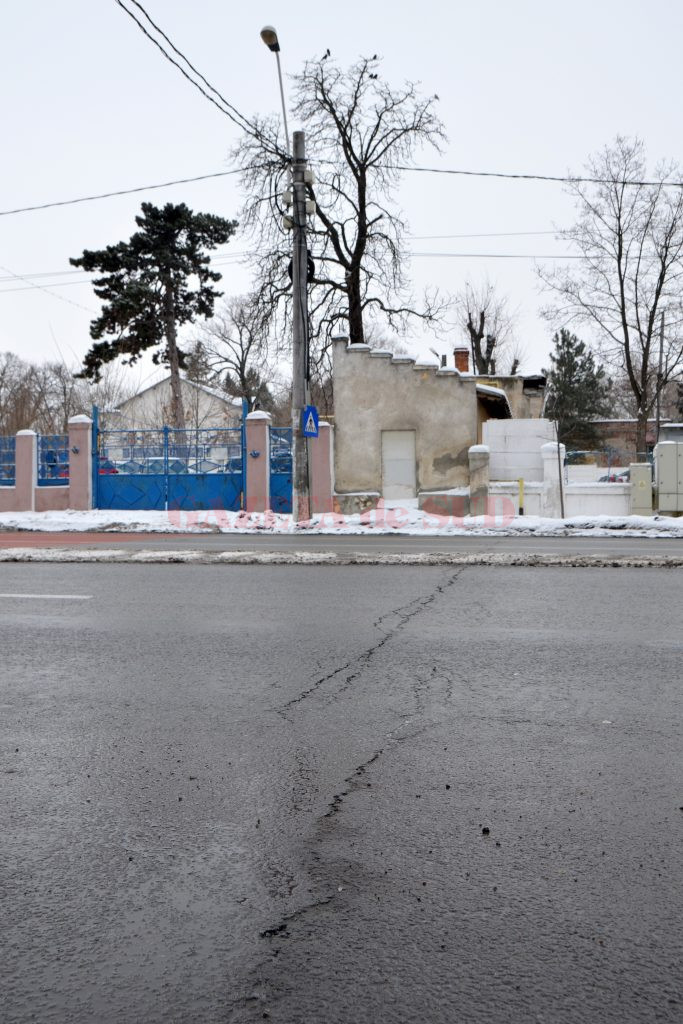 Pe strada Caracal, reabilitată cu fonduri europene și recepționată la sfârșitul anului 2014, au început să apară tot mai multe fisuri în asfalt (Foto: Bogdan Grosu)