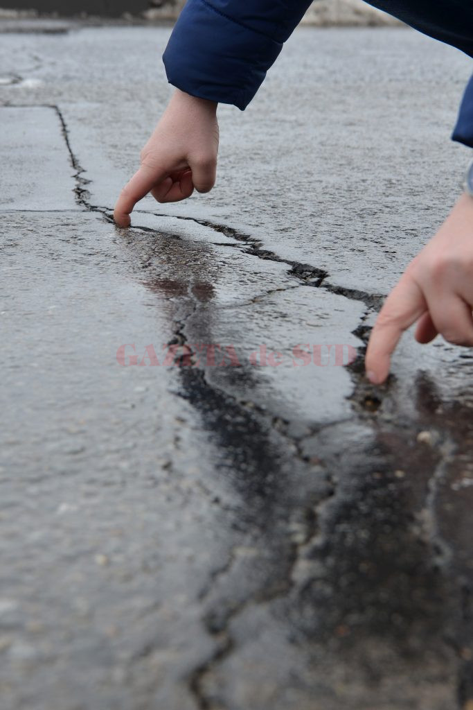 Fisurile de pe strada Râului, colmatate anul trecut, au crăpat atât de mult încât poți să bagi mâna în asfalt (Foto: Bogdan Grosu)