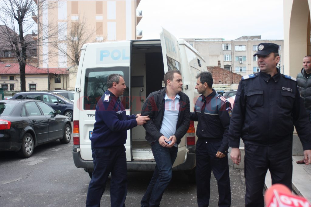 Florin Iulian Siclitaru a fost reținut pe 31 martie 2013, iar o zi mai târziu a fost arestat preventiv
