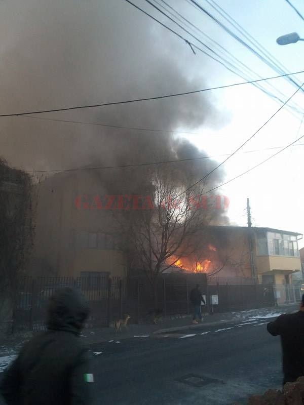 Incendiul a mistuit trei case (Foto: Eugen Măruţă)