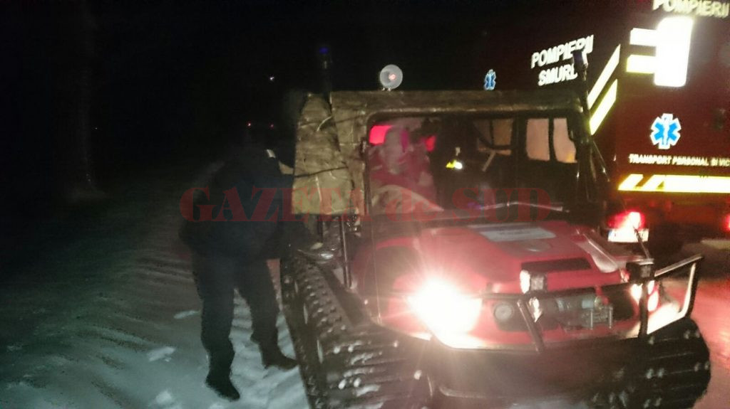 Sâmbătă, pompierii doljeni au transportat cu o șenilată o femeie gravidă de la Lipovu la Cerăt (Foto: IPJ Dolj)
