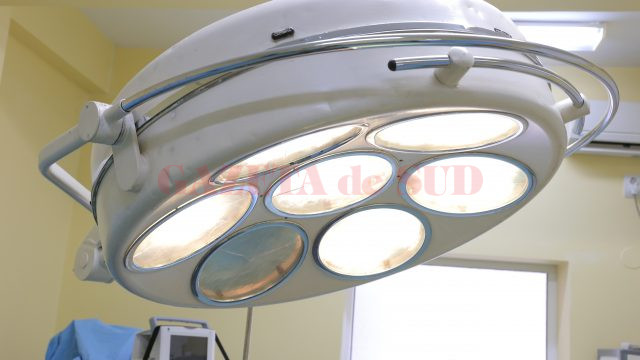 Lampa scialitică din una dintre sălile de operație ale Clinicii de Chirurgie şi Ortopedie Pediatrică este neschimbată din anii ‘60 (Foto: Lucian Anghel)