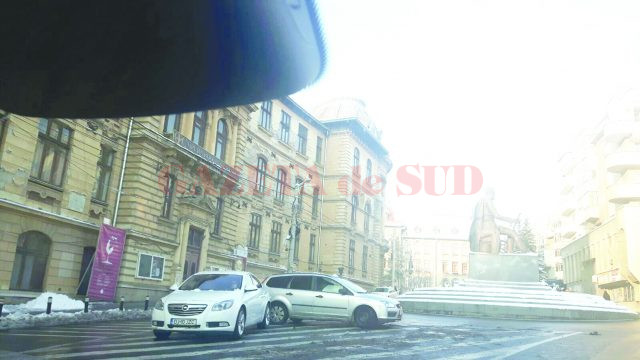 Un cititor GdS a surprins și fotografiat unul dintre autoturismele Primăriei Craiova, oprit neregulamentar în apropierea Colegiului Național „Carol I“ (Foto: cititor GdS)