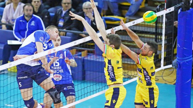 Formaţia craioveană (în albastru) a plecat cu un set de pe terenul Modeneie (foto: modenavolley.it)