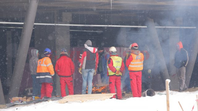 Pe șantierul de la Stadionul „Ion Oblemenco“, muncitorii făceau cu greu față temperaturii de marți (Foto: Lucian Anghel)