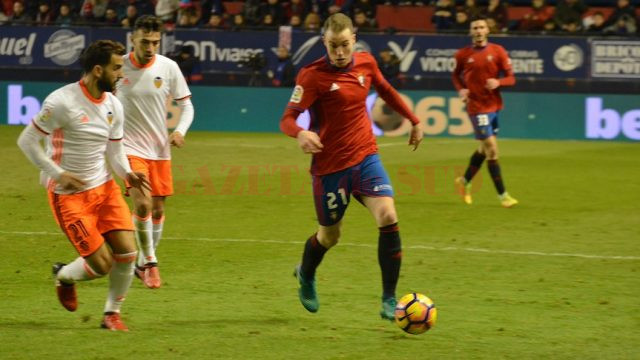 Jucătorii Osasunei (în roșu) au smuls un punct pe final în meciul cu Valencia