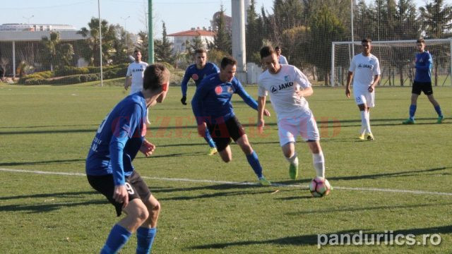 Gorjenii (în alb) au remizat cu ungurii de la Szeged în ultimul amical din Turcia (foto: panduriics.ro)