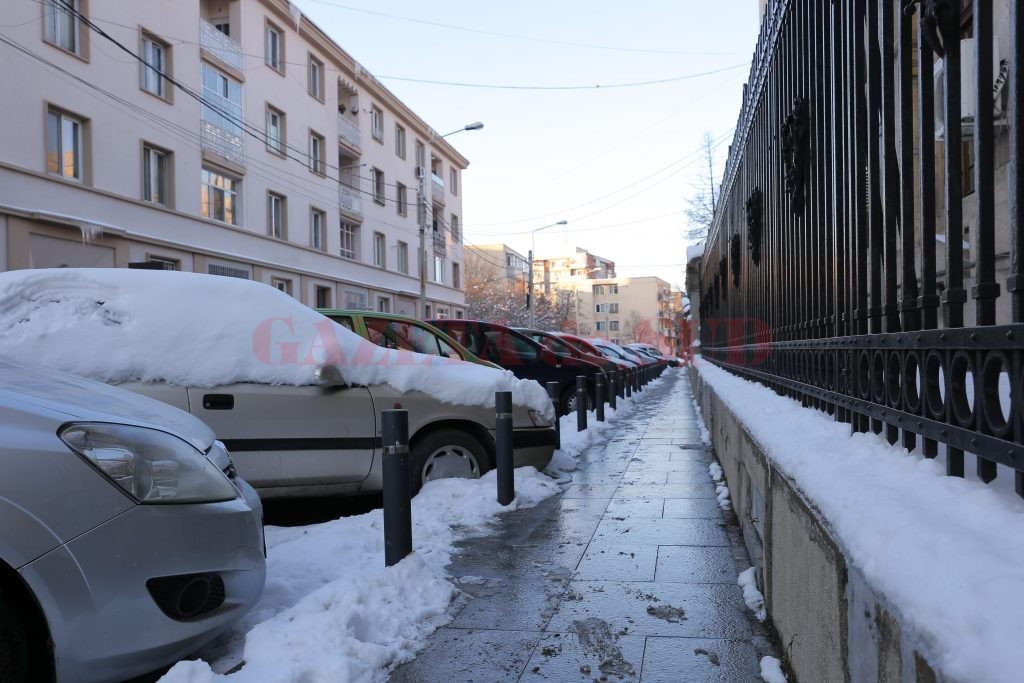 Parcările cu plată de pe Strada Romul (până unde se termină gardul primăriei) ()