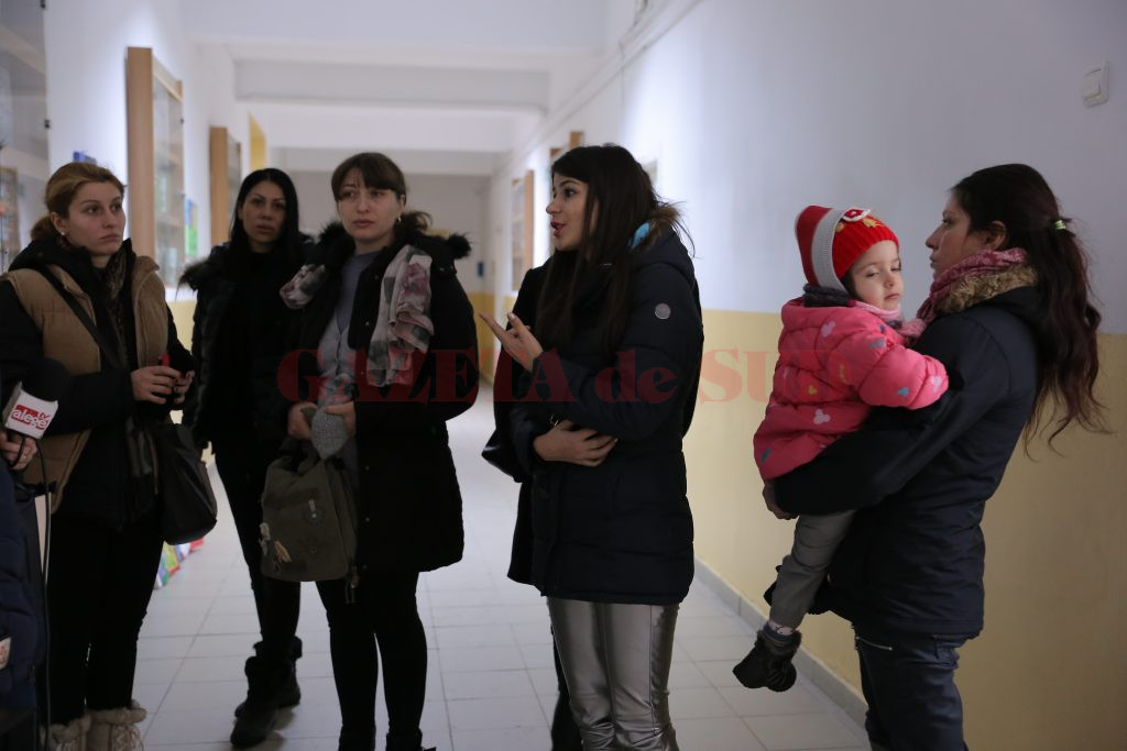 Unii dintre părinții care solicită schimbarea profesoarei de la clasa a II-a C au precizat că singura soluție care li s-a oferit până acum a fost să aducă copiii la școală (Foto: Lucian Anghel)