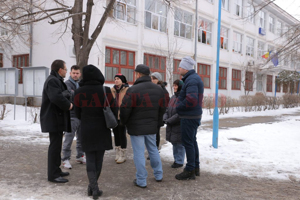 Părinții au discutat despre schimbarea profesorului și în curtea școlii, cu directorul Nicolae Radu.  (Foto: Lucian Anghel)