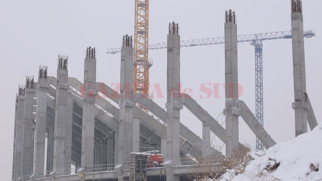 La peluza a doua şi tribuna a doua au fost constatate infiltrații de apă (Foto: Lucian Anghel)