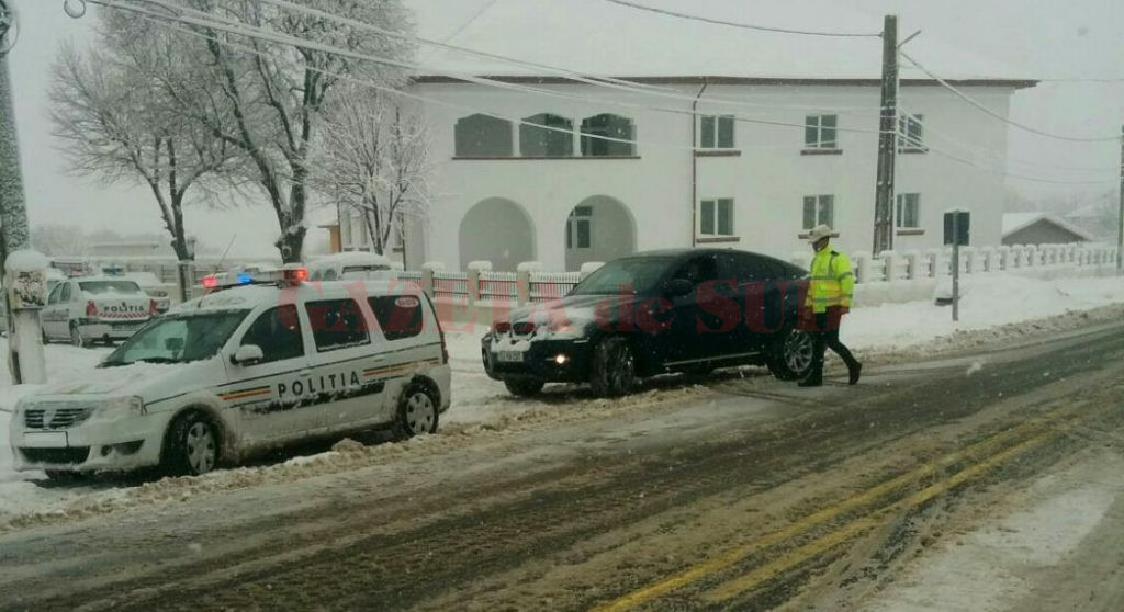 Mai multe echipaje de polițiști au ieșit în trafic pentru monitorizarea stării drumurilor, dar și pentru a coordona intervențiile utilajelor de deszăpezire. (Foto: IPJ Dolj)