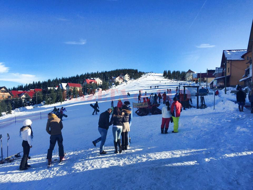 Turiştii s-au bucurat de iarnă la Rânca