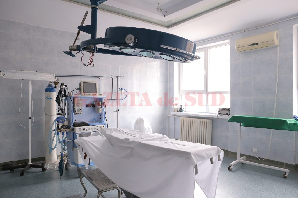 În sălile de operație, mesele chirurgicale și lămpile scialitice, vechi de 30 de ani, urmează să fie înlocuite (Foto: Lucian Anghel)