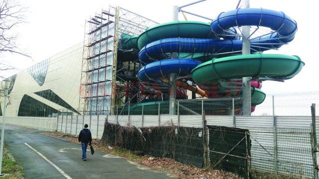 La clădirea pentru bazinele acoperite de la Water Park mai este de lucru la fațada de nord (Foto: Marian Apipie)