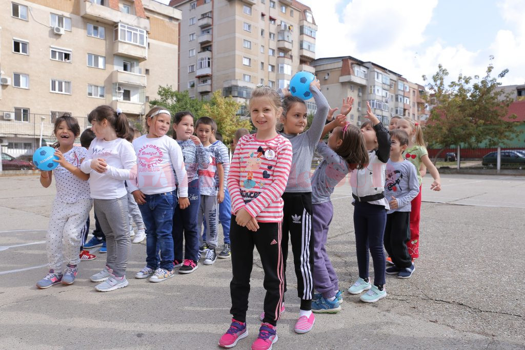 Terenul de sport de la Școala gimnazială „Mihai Eminescu“ din Craiova.
