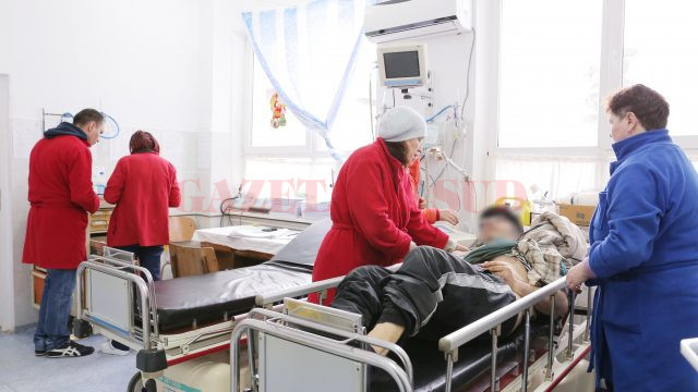 În ultima perioadă, Compartimentele de Urgență ale spitalelor și Clinicile de Ortopedie din Oltenia se confruntă cu un val de pacienţi cu fracturi la mâini, picioare și șold