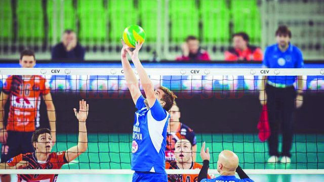 Cristi Bartha (la minge) şi colegii săi cred că echipa craioveană poate avansa în Liga Campionilor. O victorie cu Ljubljana le-ar uşura misiunea. (Foto: cev.lu)