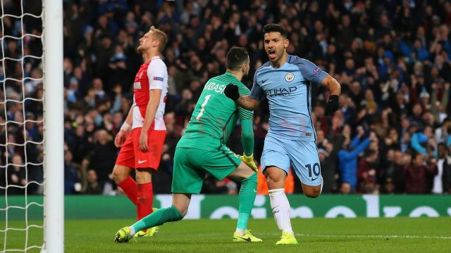 Sergio Aguero (în albastru) a fost omul care a revitalizat-o pe City (Foto: uefa.com)