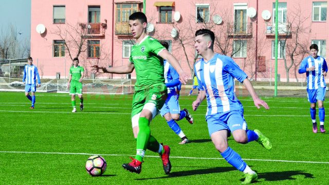 Jucătorii U17 ai Craiovei (alb-albastru) au fost surclasaţi de campionii Bulgariei (Foto: Alexandru Vîrtosu)