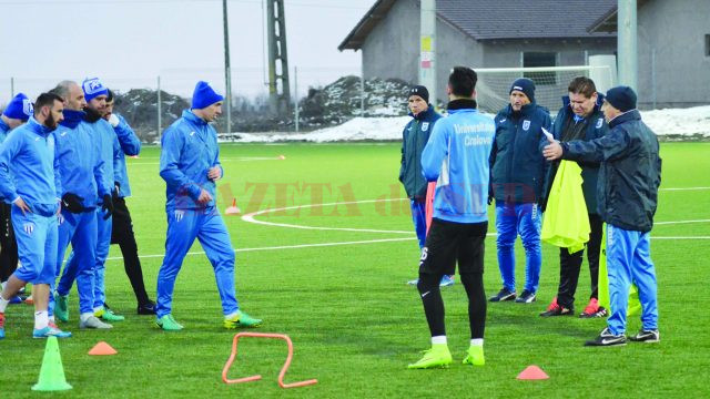 Staff-ul tehnic şi jucătorii Craiovei pregătesc cu atenţie fiecare detaliu pentru meciurile viitoare (Foto: Alexandru Vîrtosu)