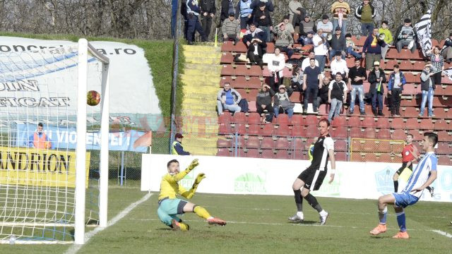 Andrei Ivan  (alb-albastru) nu concepe decât victoria în meciul cu Voluntari  (Foto: Alexandru Vîrtosu)