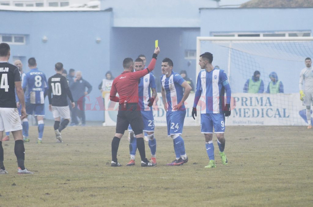 Briceag nu l-a convins pe arbitrul Iulian Călin să nu-i dea cartonaș galben (Foto: Alexandru Vîrtosu)