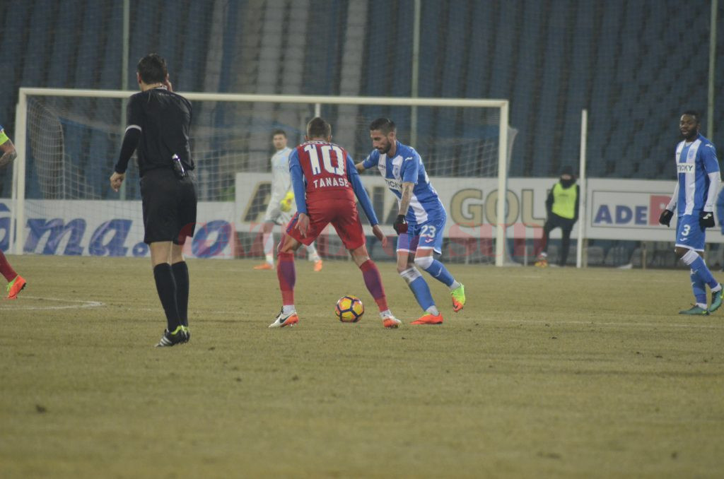 Hristo Zlatinski (la minge) a ratat un penalti care ar fi putut schimba cursul jocului (Foto: Alexandru Vîrtosu)