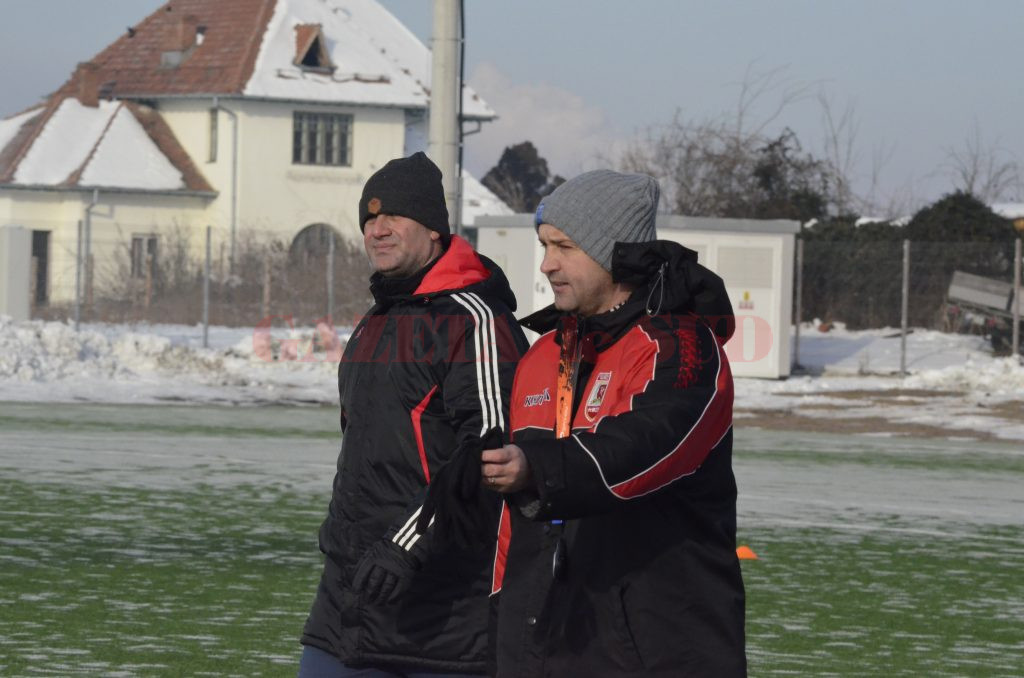 Elevii lui Corneliu Papură  (dreapta) și Mugur Gușatu sunt neînvinşi în amicalele din această iarnă (Foto: Alexandru Vîrtosu)