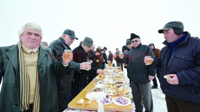 Sărbătoarea Sfântului Trifon s-a încheiat cu o masă stropită cu vin de calitate (Foto: Bogdan Grosu)