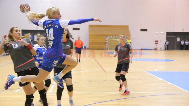Zeljka Nikolic (la minge) și colegele sale încearcă să facă un meci bun cu CSM București (foto: arhiva GdS)