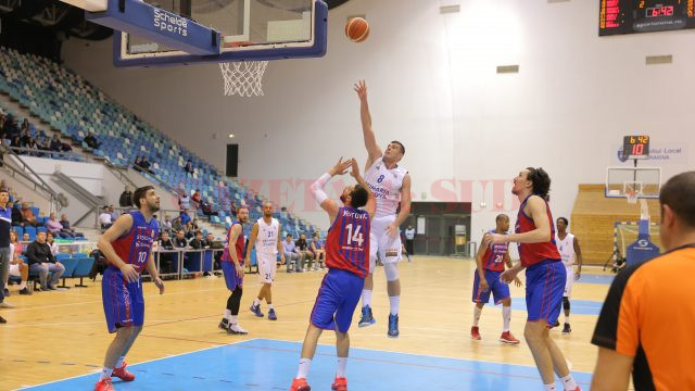 Iuri Fraseniuc (în alb) şi colegii săi şi-au luat revanşa în faţa Stelei, echipă care săptămâna trecută îi eliminase pe olteni din Cupa României (foto: Claudiu Tudor)