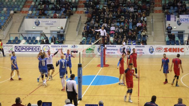 Craiovenii (în albastru) au învins Steaua cu 3-0
