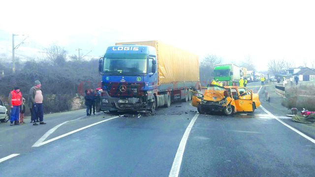 În urma impactului, şoferul autoturismului a decedat pe loc, iar pasagerul din dreapta a fost rănit (FOTO: Mihai Căruntu)