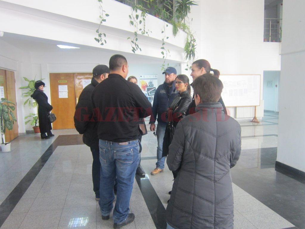 O parte din părinții elevilor de la Școala Gimnazială „Sfântul Gheorghe“ au continuat demersurile de schimbarea a învățătoarei și în vacanța intersemestrială