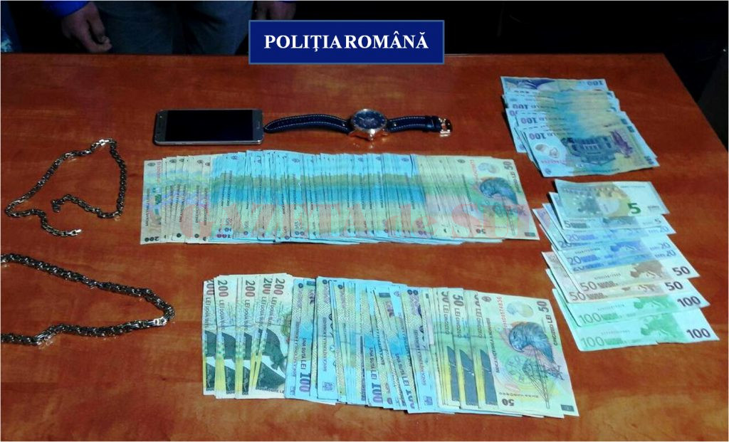 Polițiștii doljeni au explicat că a parte din banii furați au fost cheltuiți de supecți în baruri și la cumpărături 