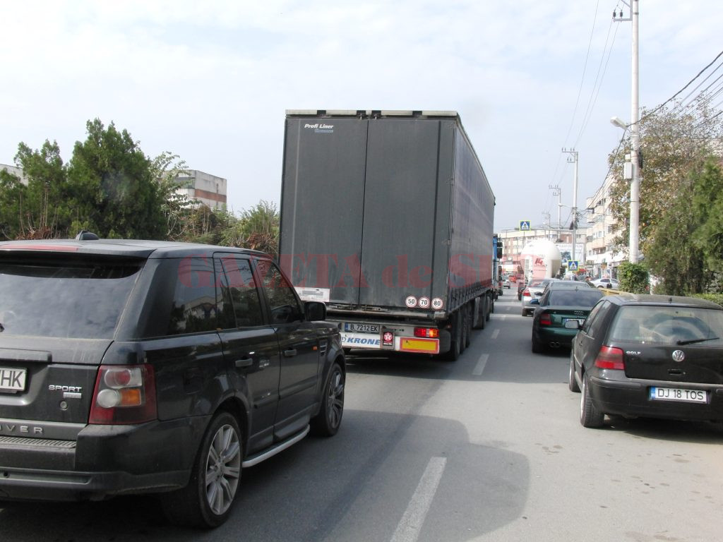 Traficul rutier din Filiași este îngreunat și din cauza autovehiculelor parcate neregulamentar pe prima bandă de circulație