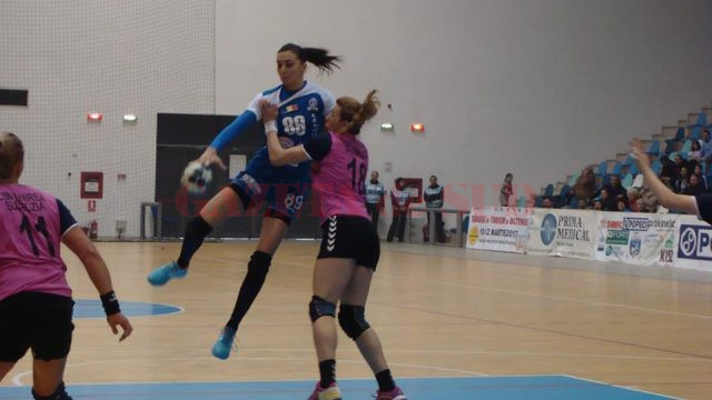 Cristina Zamfir (la minge) a fost cea mai bună marcatoare a echipei SCM Craiova, deşi a evoluat răcită (foto: Mădălina Nănuţ)