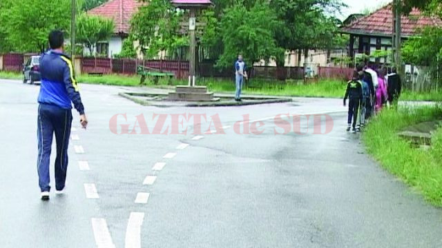 Elevii fac ora de sport pe stradă, atunci când nu este frig afară
