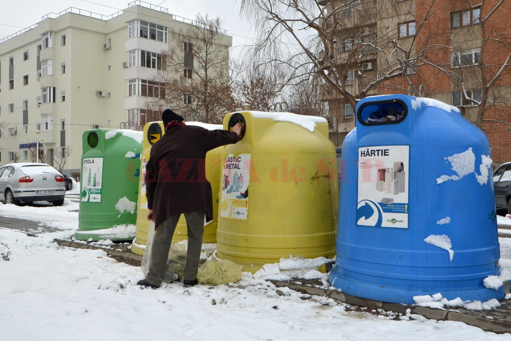 Craiovenii au posibilitatea să aducă deșeurile reciclabile la containerele stradale din cartierele de blocuri (Foto: Bogdan Grosu)
