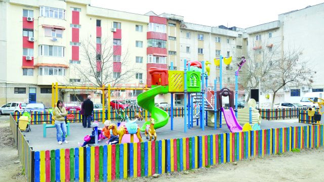 Experții se chinuie să afle de ce s-au spart toboganele primăriei (Foto: arhiva GdS)