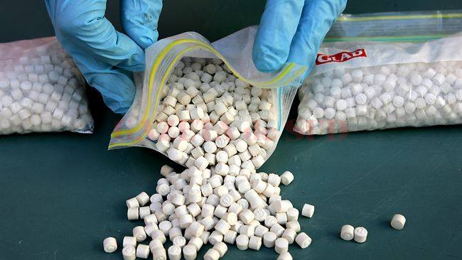 Anchetatorii au stabilit că cei patru inculpați procurau ilegal medicamente cu efecte psihoactive și le vindeau în țări din zona scandinavă