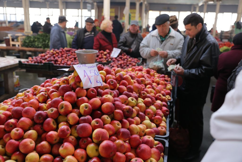 Merele costau vineri în piață1,5 lei, iar în supermarket 2,99 lei (Foto: Claudiu Tudor)