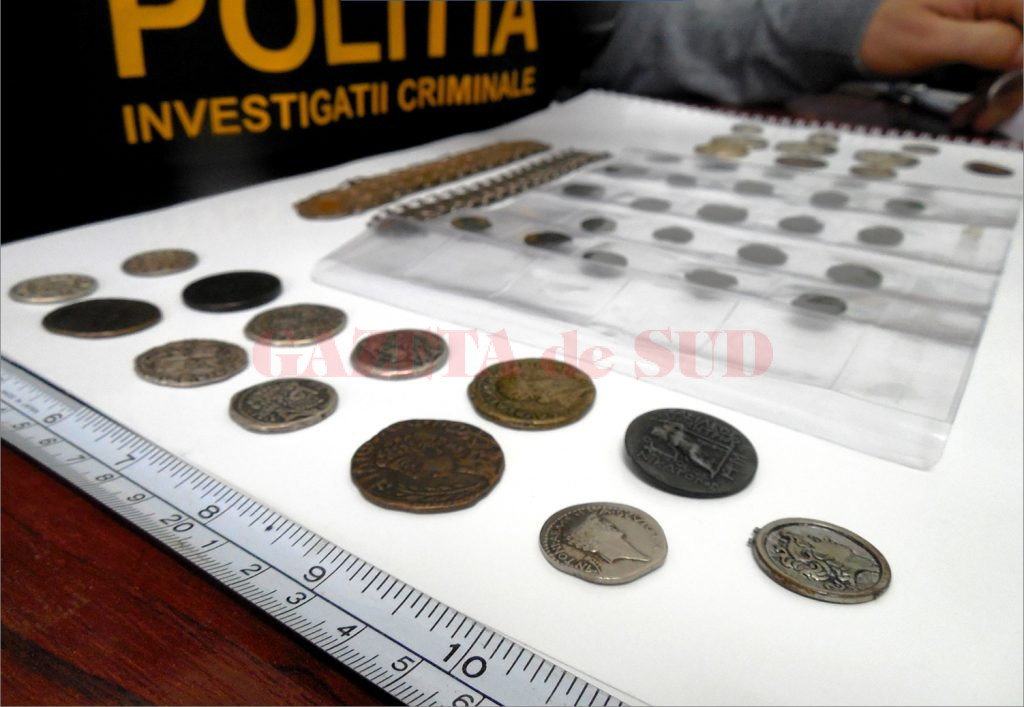 Polițiștii doljeni au confiscat 49 de monede și două brățări care ar fi fost obținute ilegal din situri arheologice clasate în patrimoniul cultural naţional