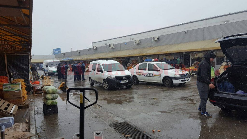 Poliţiştii au verificat comercianţii din Piaţa Litovoi (Foto: eugen Măruţă)