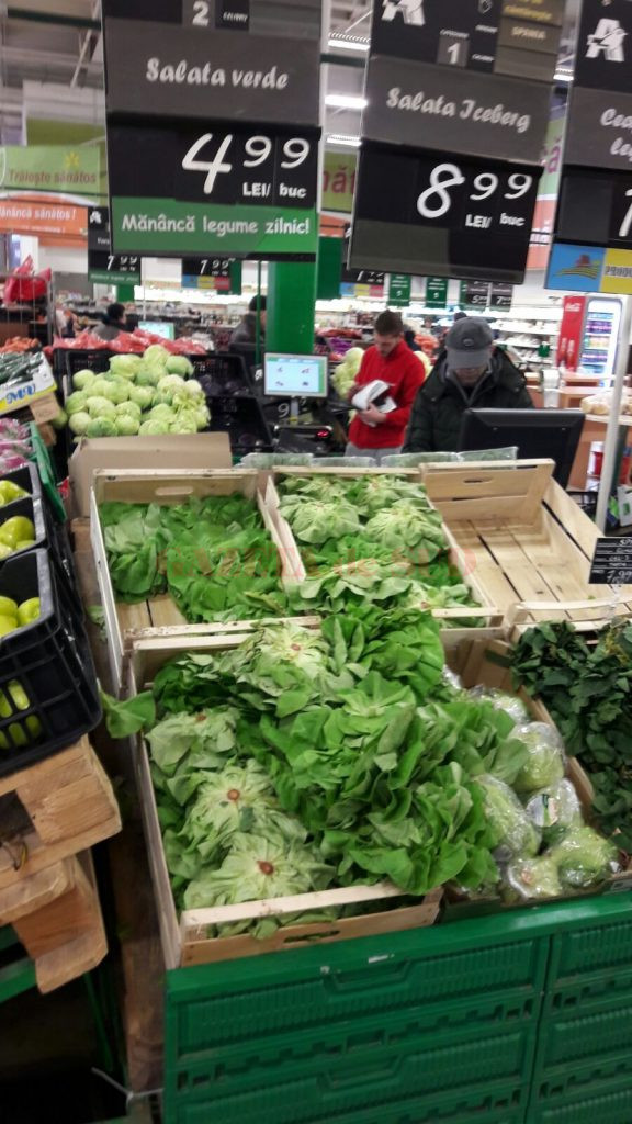 Salata verde în supermarket a ajuns aproape 5 lei, iar în piață costă la jumătate 