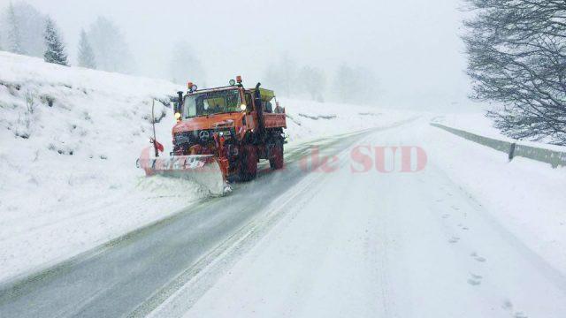Utilajele au intervenit pe DN 67C, între Novaci şi Rânca