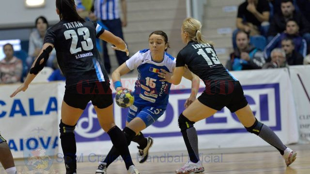 Valentina Ardean Elisei (la minge) a revenit pe teren după o pauză de şase luni. Ea a marcat cu gol în poarta celor de la Dunărea Brăila (foto: SCM Craiova Handbal Oficial)