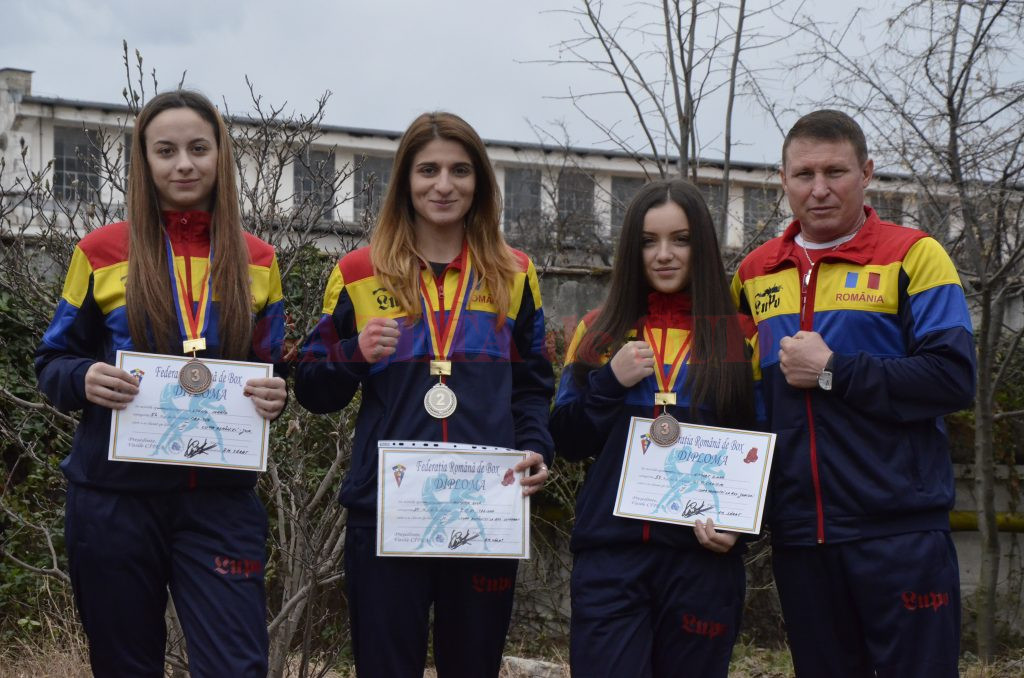 Trei dintre sportivele din Bănie medaliate, Ana Maria Liuliu, Dora Mustăţea şi Diana Nicolae, alături de antrenorul Ion Dragomir (Foto: Alexandru Vîrtosu)