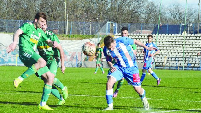 Petre (albastru) nu s-a ferit de clinciurile cu adversarii şi a fost eroul meciului cu Mioveni (Foto: Alexandru Vîrtosu)